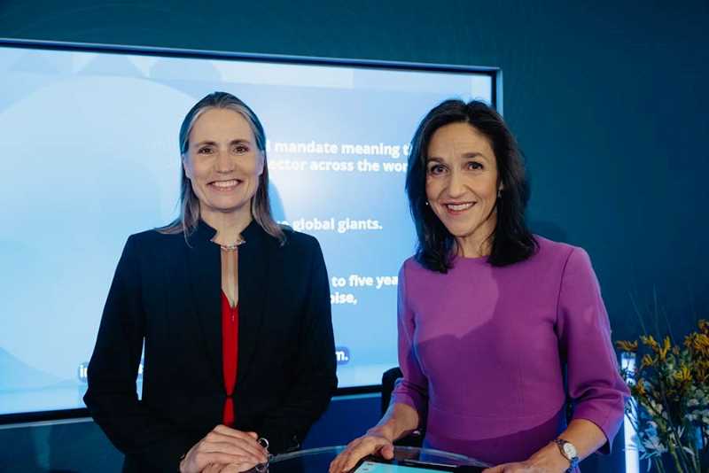 picture of two women on stage.